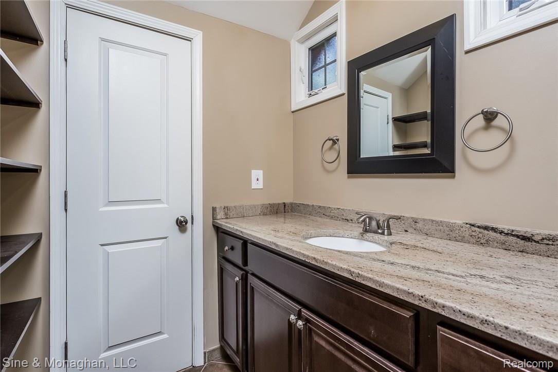 916 Rivard Boulevard Grosse Pointe, MI 48230 - Photo 25 of 73 025-Master_Bathroom-2930117-medium.jpg