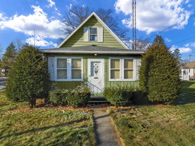 $345,000 | 1004 Madison Street, Lake Geneva, WI 53147