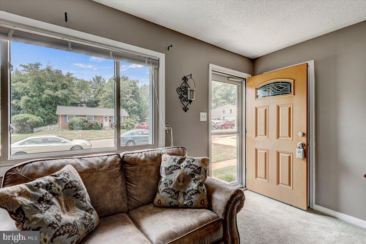 14517 Fullerton Road Woodbridge, VA 22193 - Photo 5 of 28 Gallery Image 5
