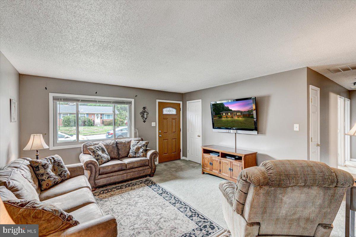 14517 Fullerton Road Woodbridge, VA 22193 - Photo 7 of 28 Gallery Image 7