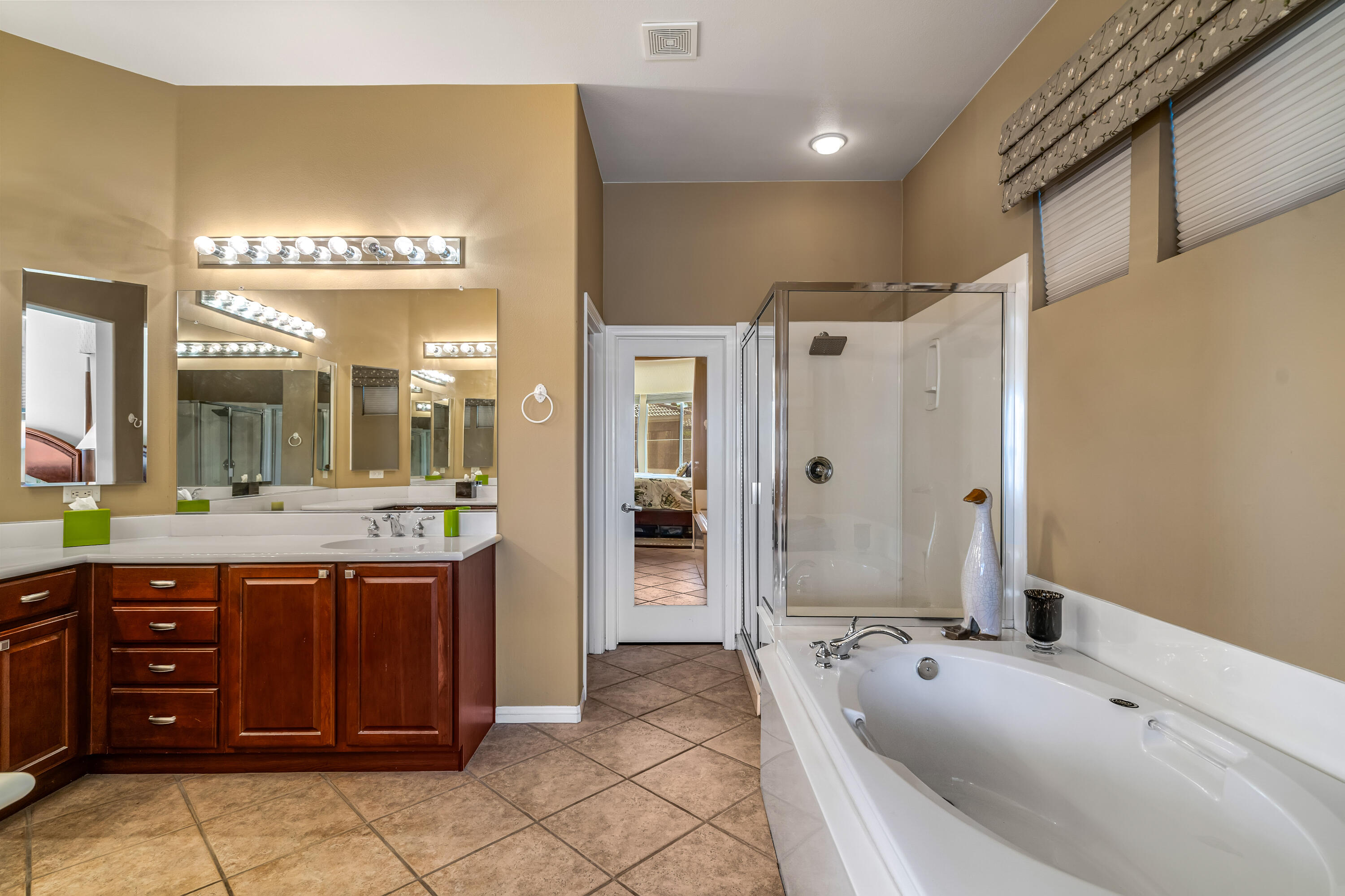 80607 Prestwick Place Indio, CA 92201 - Photo 34 of 68 a spacious bathroom with a tub sink and mirror
