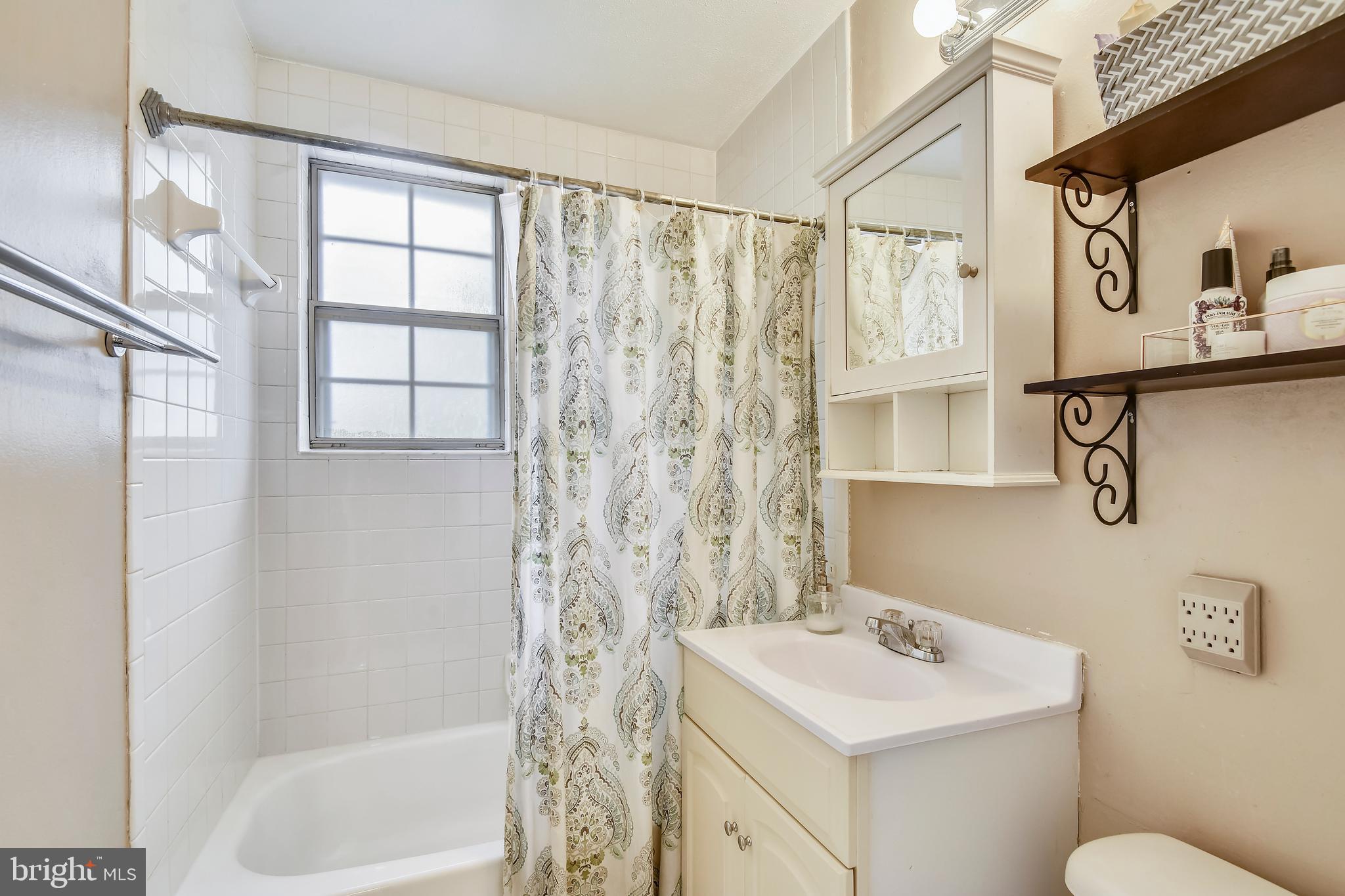 4608 28th Road South, Unit B Arlington, VA 22206 - Photo 13 of 26 Ceramic Tile Bathroom