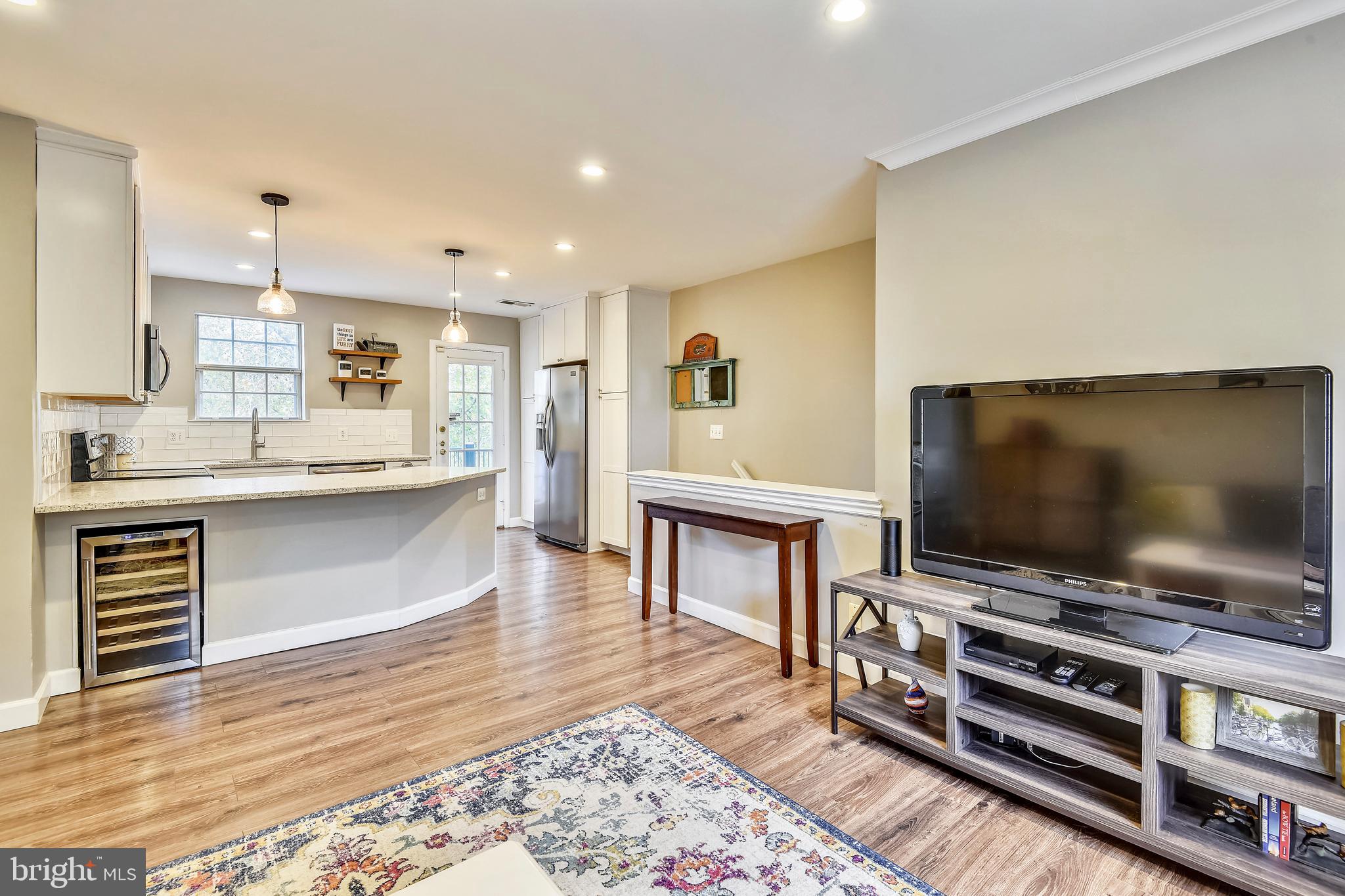 4608 28th Road South, Unit B Arlington, VA 22206 - Photo 6 of 26 Spacious Main Area Living