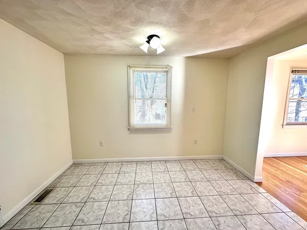 $2,700 | 104 Chestnut Street, Unit 6, Waltham, MA 02453