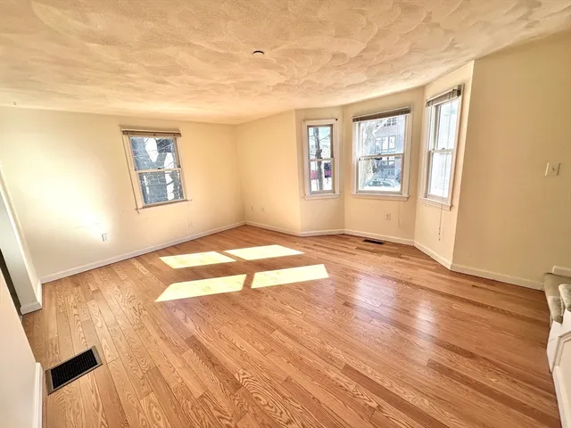 $2,700 | 104 Chestnut Street, Unit 6, Waltham, MA 02453