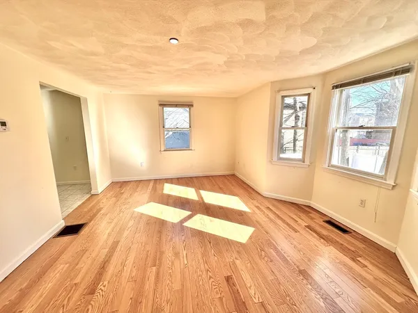 $2,700 | 104 Chestnut Street, Unit 6, Waltham, MA 02453