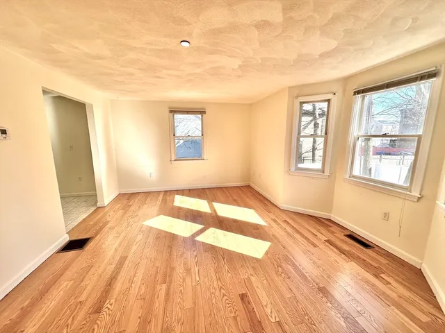 $2,700 | 104 Chestnut Street, Unit 6, Waltham, MA 02453