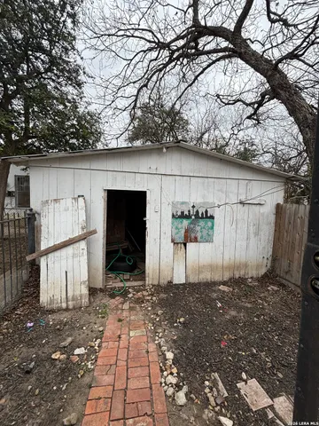 a view of backyard of white house