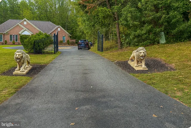 a view of a house with backyard