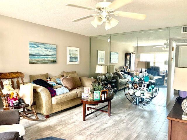 112 Mansfield D Boca Raton, FL 33434 - Photo 6 of 25 Living Room