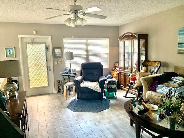 112 Mansfield D Boca Raton, FL 33434 - Photo 7 of 25 Living Room