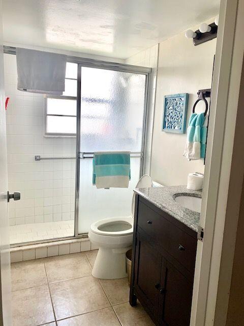 112 Mansfield D Boca Raton, FL 33434 - Photo 9 of 25 Main Bathroom