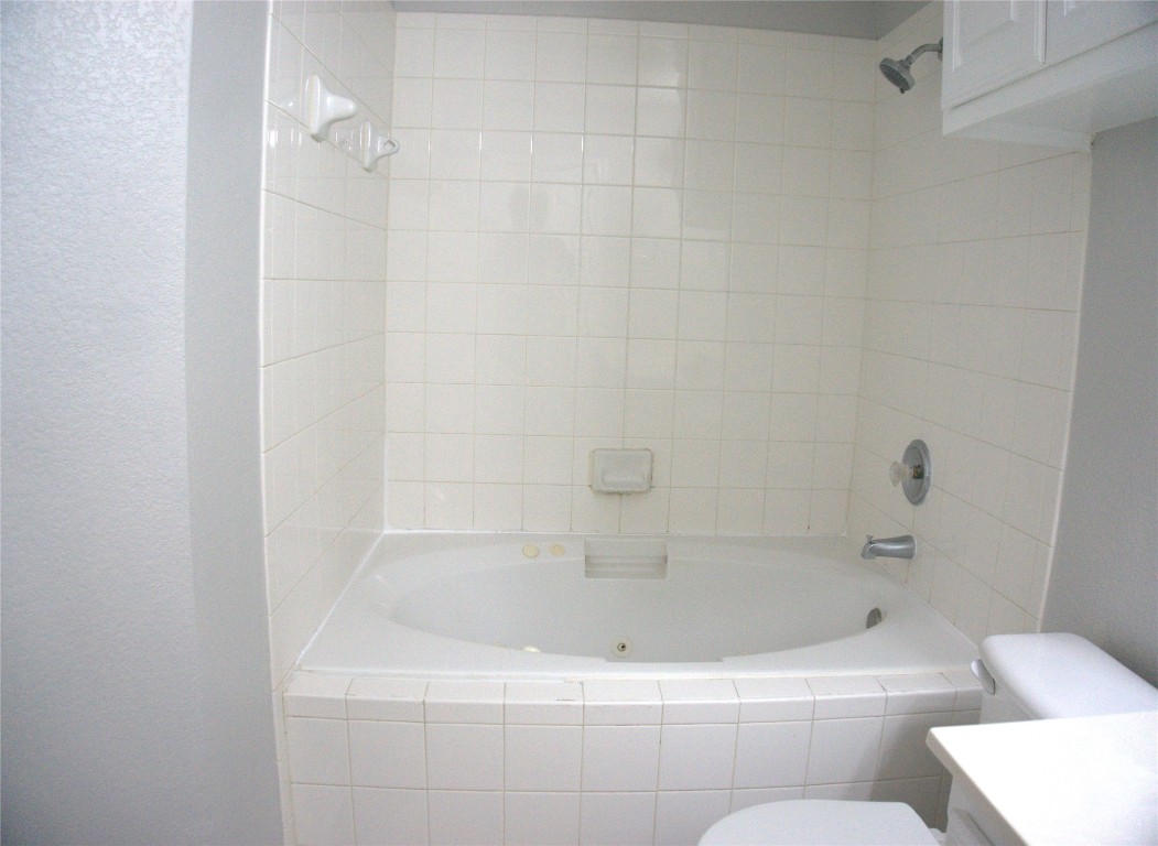 1512 Parkfield Circle Round Rock, TX 78664 - Photo 24 of 26 a bathroom with a bathtub