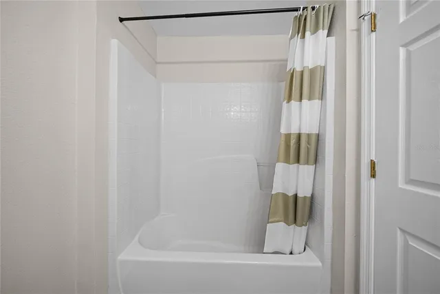 $2,050 | 9942 Ashburn Lake Drive, Tampa, FL 33610