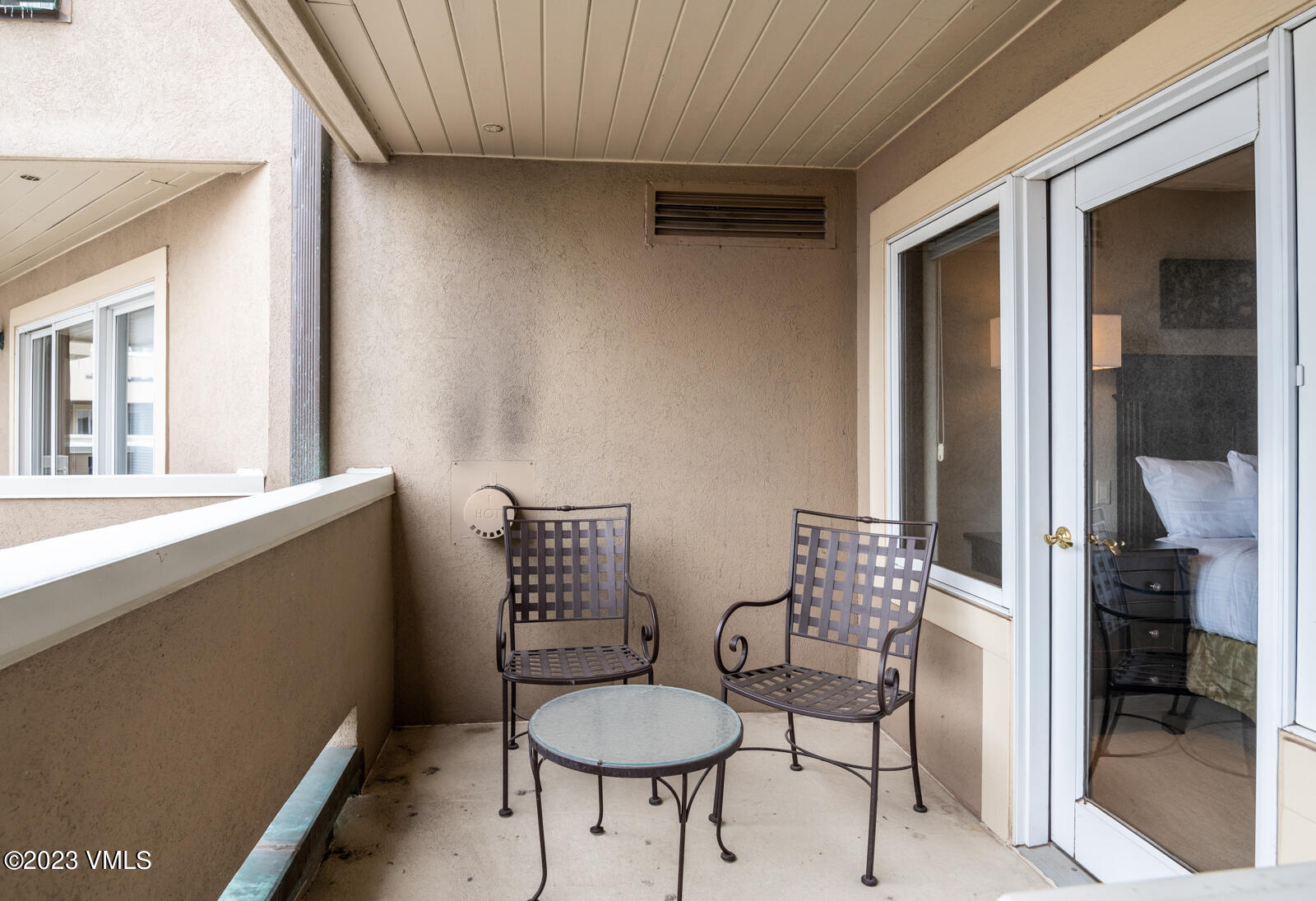 210 Offerson Road, Unit R310/WEEK 51 Beaver Creek, CO 81620 - Photo 12 of 35 a living room with furniture and a window