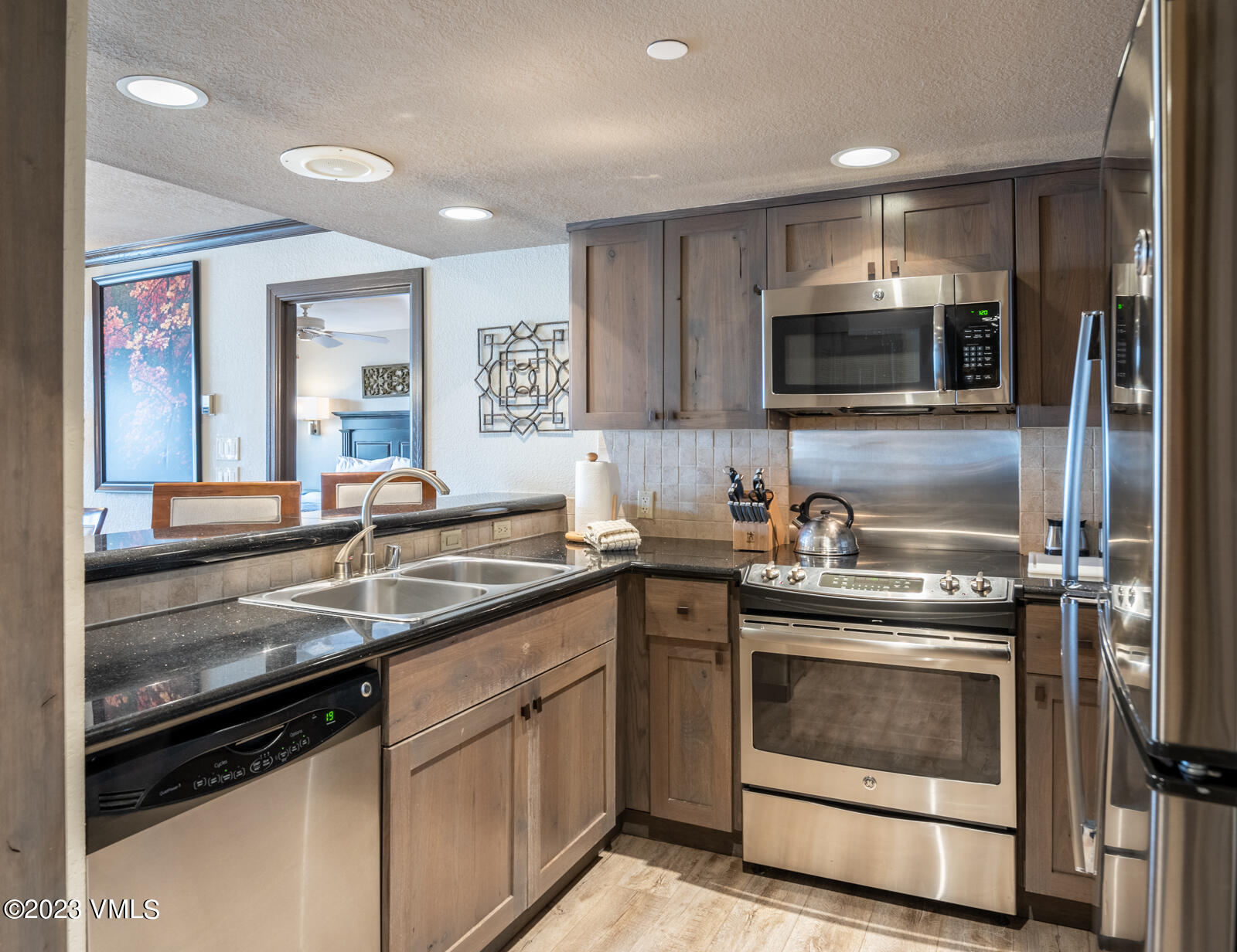 210 Offerson Road, Unit R310/WEEK 51 Beaver Creek, CO 81620 - Photo 13 of 35 a kitchen with a sink stove and microwave