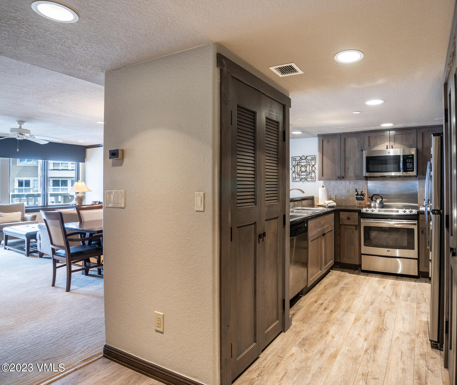 210 Offerson Road, Unit R310/WEEK 51 Beaver Creek, CO 81620 - Photo 14 of 35 a kitchen with granite countertop a refrigerator and a stove top oven