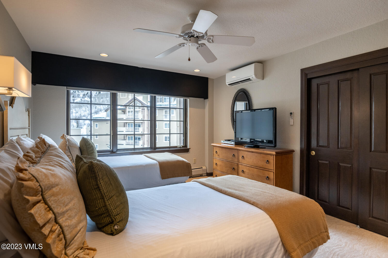 210 Offerson Road, Unit R310/WEEK 51 Beaver Creek, CO 81620 - Photo 16 of 35 a bedroom with a large bed and a flat tv screen