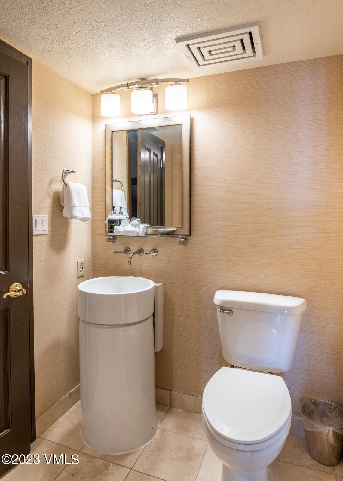 210 Offerson Road, Unit R310/WEEK 51 Beaver Creek, CO 81620 - Photo 17 of 35 a bathroom with a toilet a sink and mirror