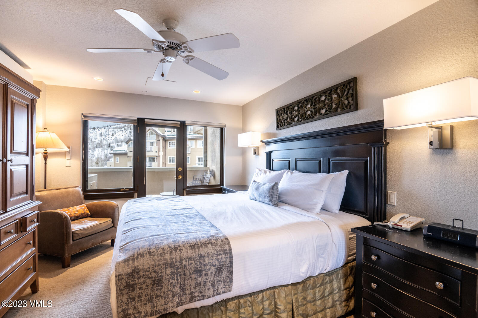 210 Offerson Road, Unit R310/WEEK 51 Beaver Creek, CO 81620 - Photo 19 of 35 a bedroom with a bed and a couch