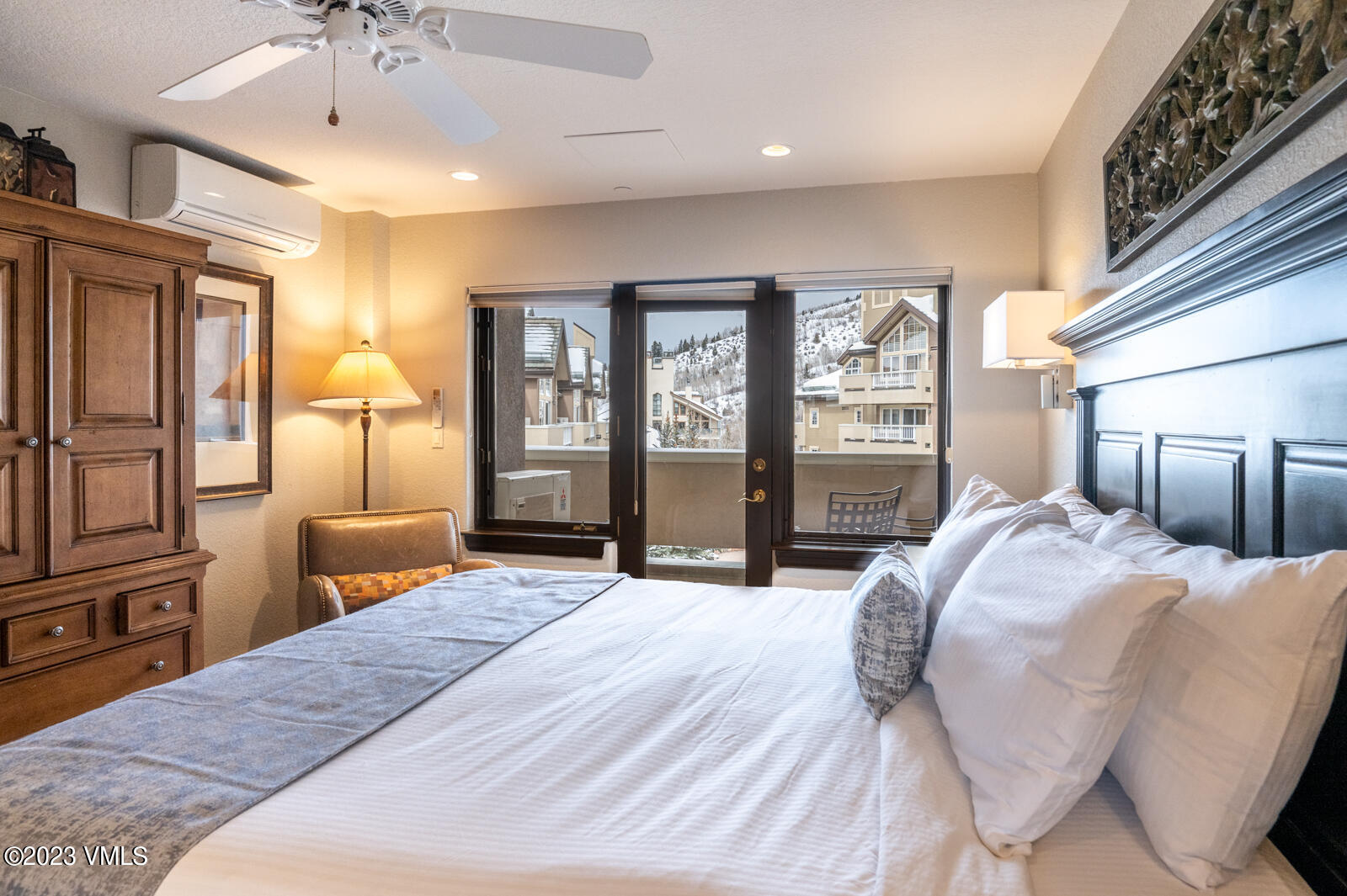 210 Offerson Road, Unit R310/WEEK 51 Beaver Creek, CO 81620 - Photo 20 of 35 a bedroom with a large bed and a window