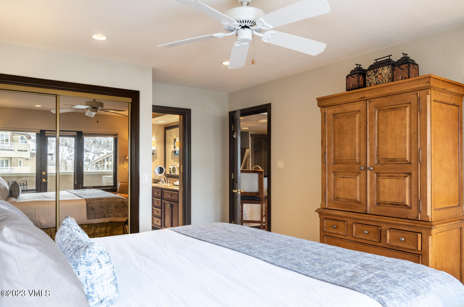 210 Offerson Road, Unit R310/WEEK 51 Beaver Creek, CO 81620 - Photo 21 of 35 a bedroom with a bed and wooden floor