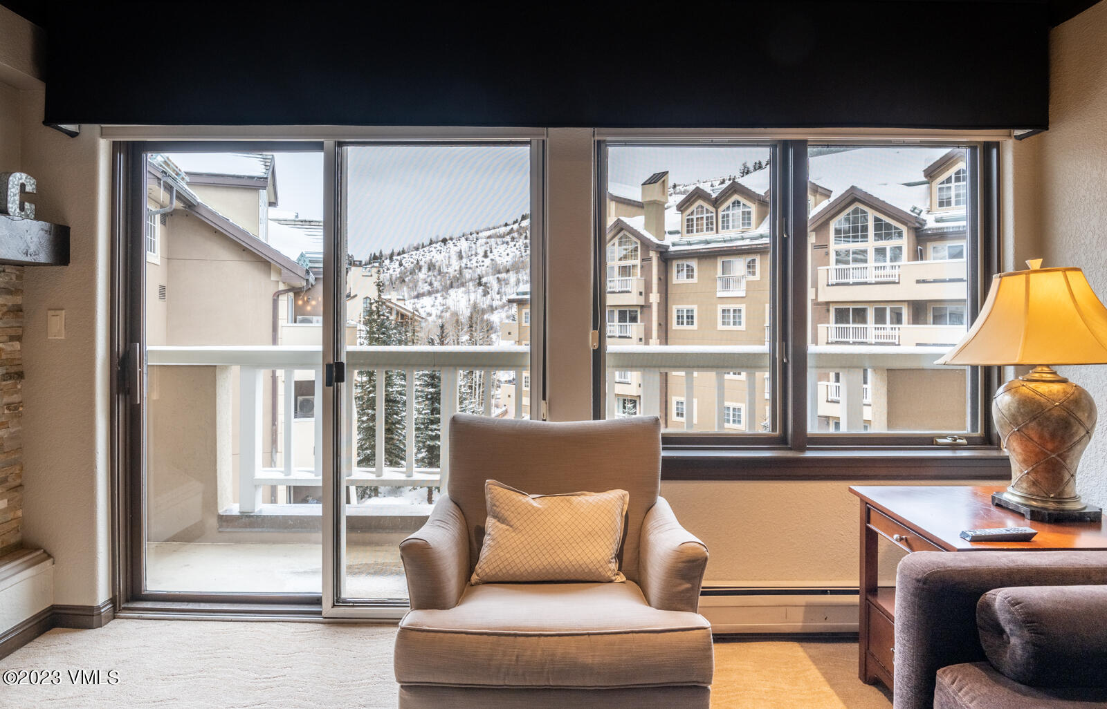 210 Offerson Road, Unit R310/WEEK 51 Beaver Creek, CO 81620 - Photo 9 of 35 a living room with furniture and a window