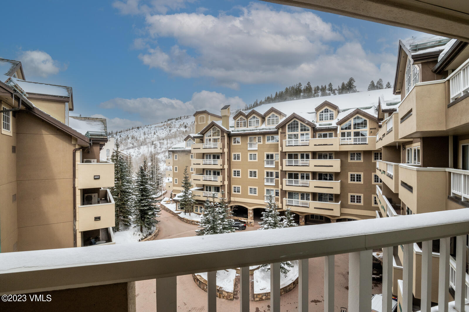 210 Offerson Road, Unit R310/WEEK 51 Beaver Creek, CO 81620 - Photo 10 of 35 a view of a large building with a street