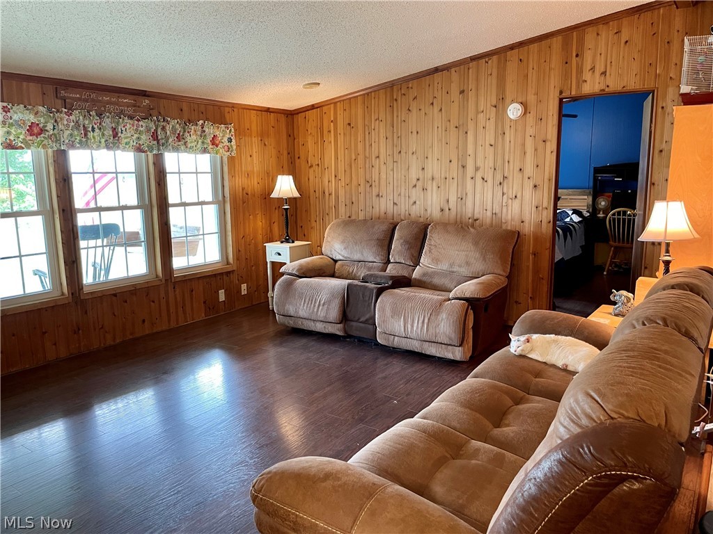 New laminate flooring throughout