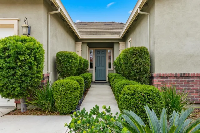 a view of house with garden
