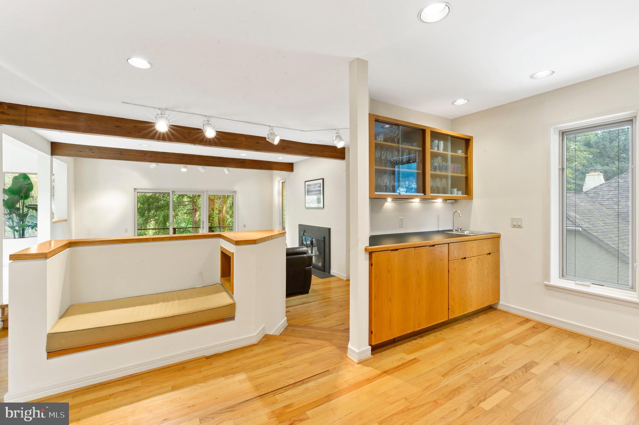 260 Ravenscliff Road Wayne, PA 19087 - Photo 17 of 51 Wet Bar And Seating area in Living Room