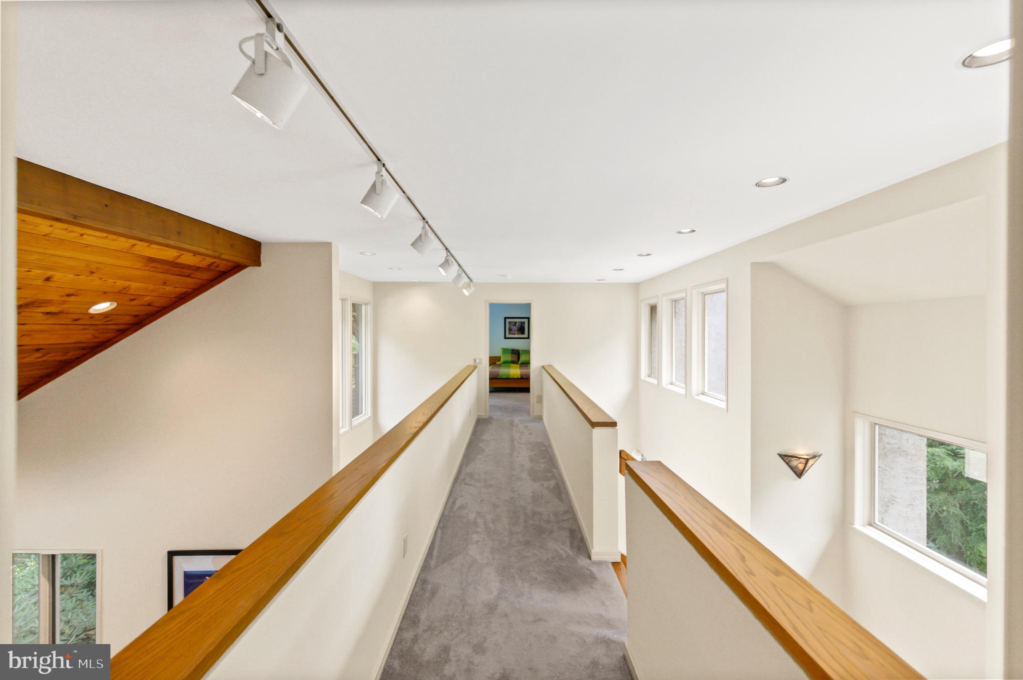 260 Ravenscliff Road Wayne, PA 19087 - Photo 21 of 51 Second floor open hallway