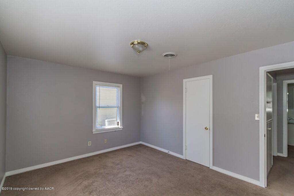 4308 South Travis Street Amarillo, TX 79110 - Photo 23 of 32 an empty room with windows
