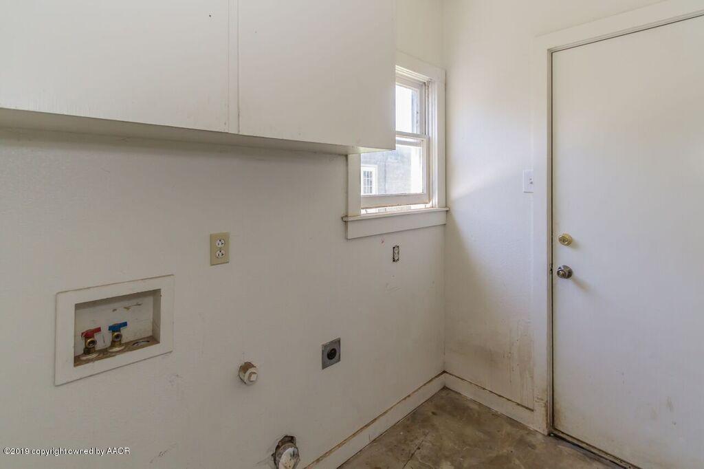 4308 South Travis Street Amarillo, TX 79110 - Photo 29 of 32 a small space with a window