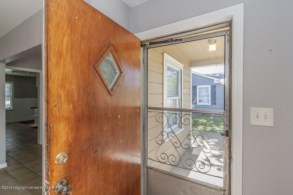 4308 South Travis Street Amarillo, TX 79110 - Photo 3 of 32 view of wooden door