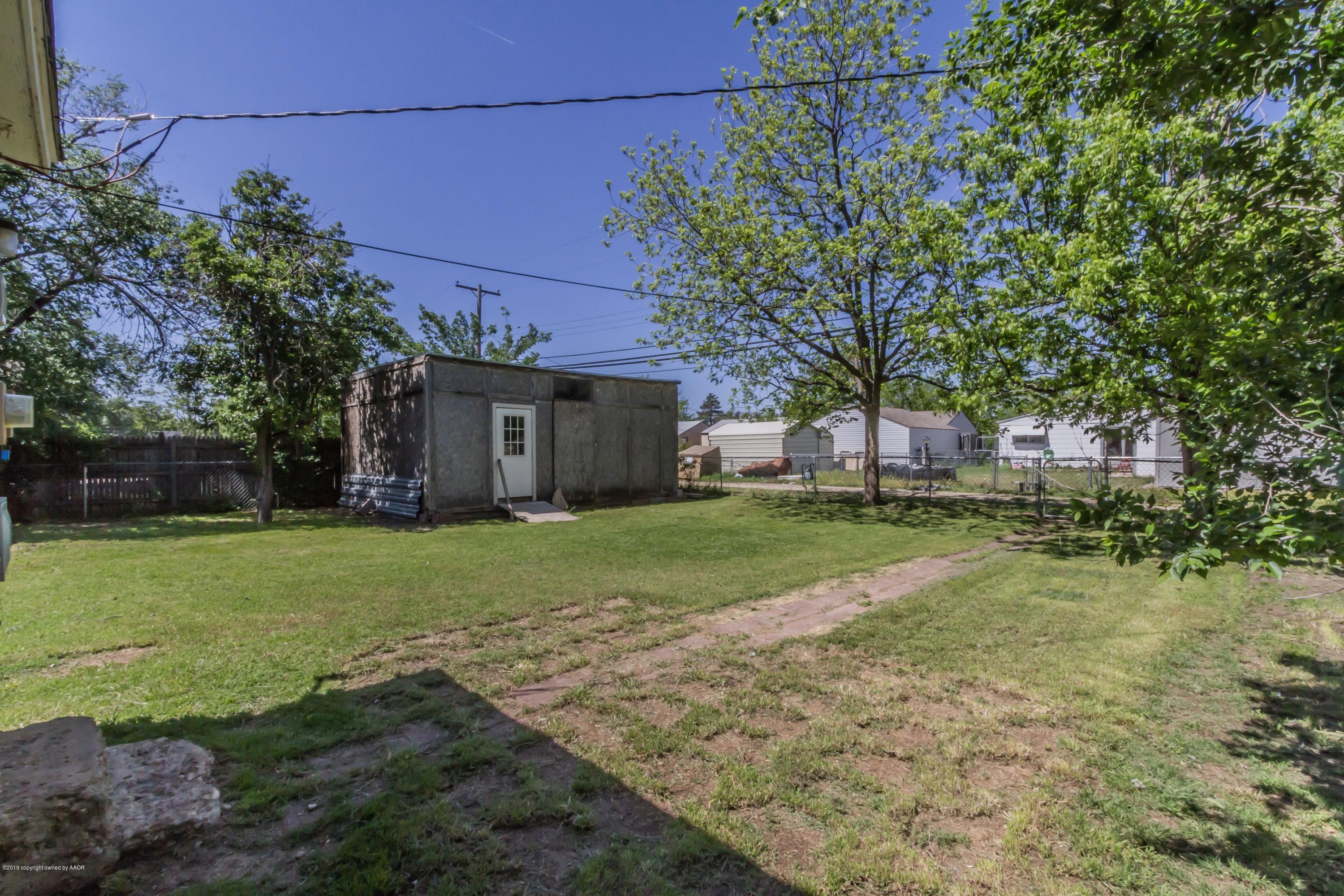 4308 South Travis Street Amarillo, TX 79110 - Photo 31 of 32 a backyard of a house with plants and large tree