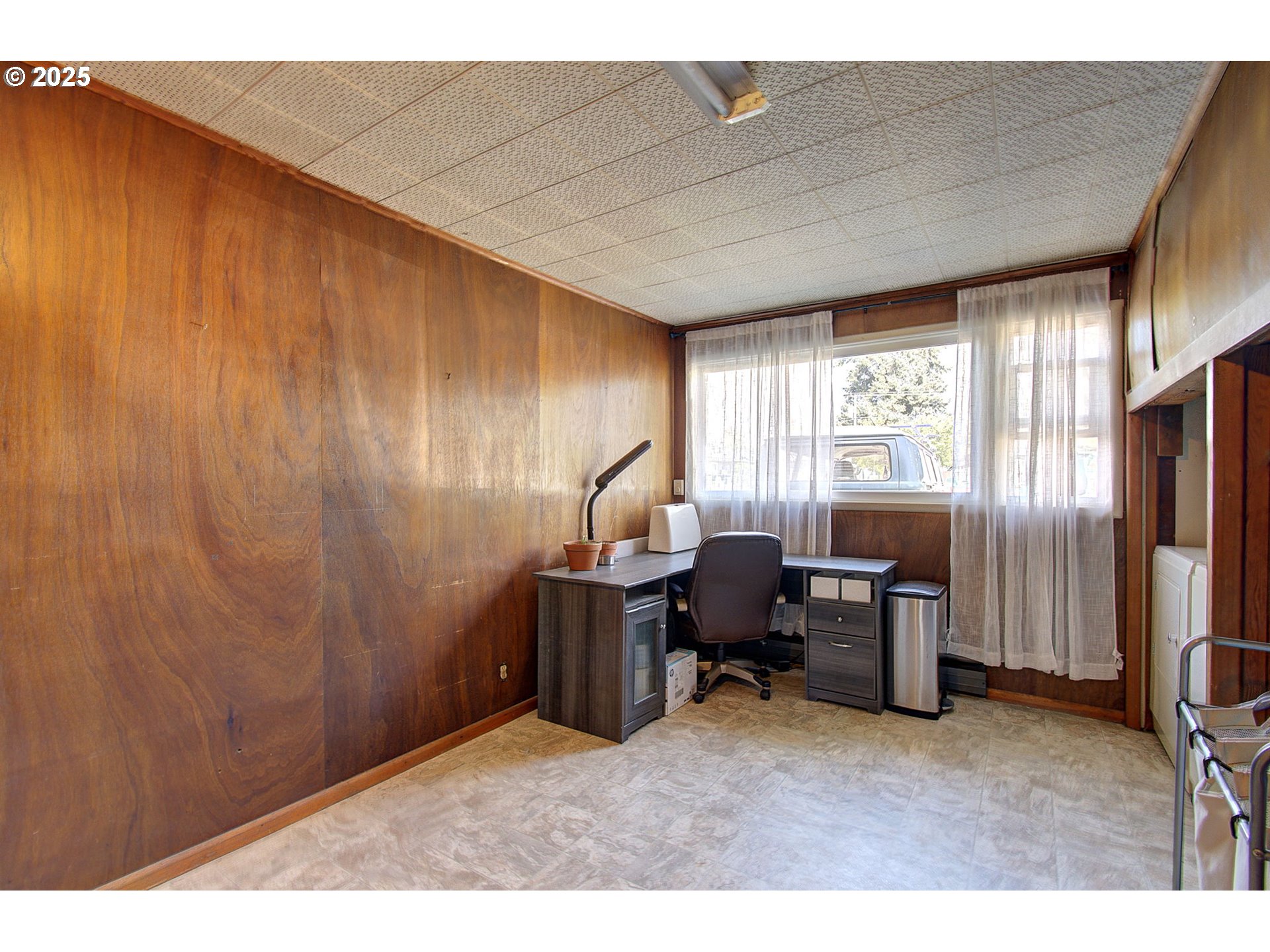 2917 Colorado Street Longview, WA 98632 - Photo 11 of 11 a workspace with furniture and window