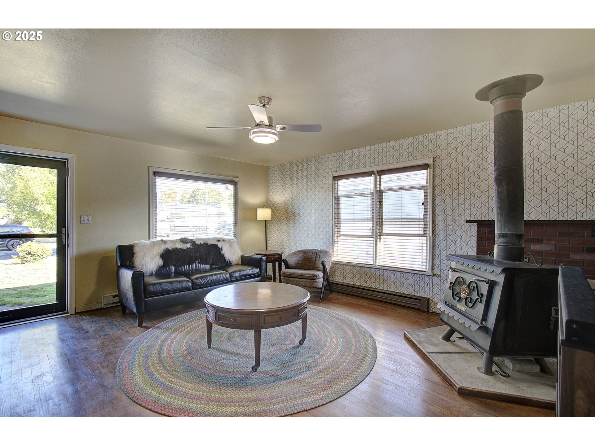 2917 Colorado Street Longview, WA 98632 - Photo 5 of 11 a living room with furniture and a large window