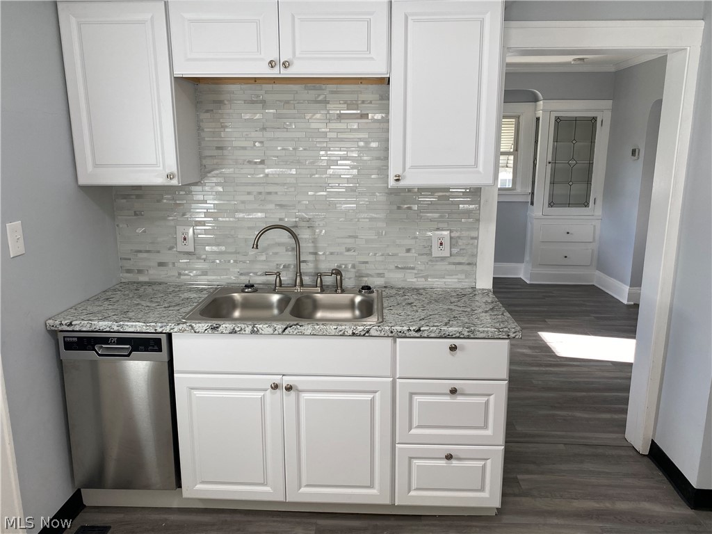 3327 Hearthstone Road Cleveland, OH 44134 - Photo 3 of 25 Gallery Image 3