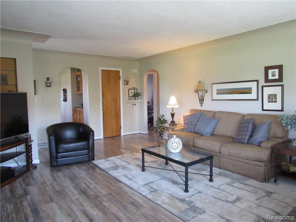 4068 Yankee Road St. Clair, MI 48079 - Photo 13 of 53 LIVING ROOM