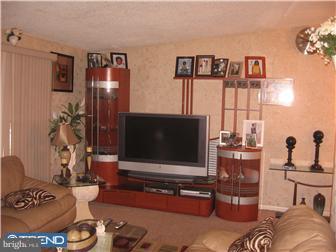 2023 Tomlinson Road Philadelphia, PA 19116 - Photo 4 of 12 Living Room