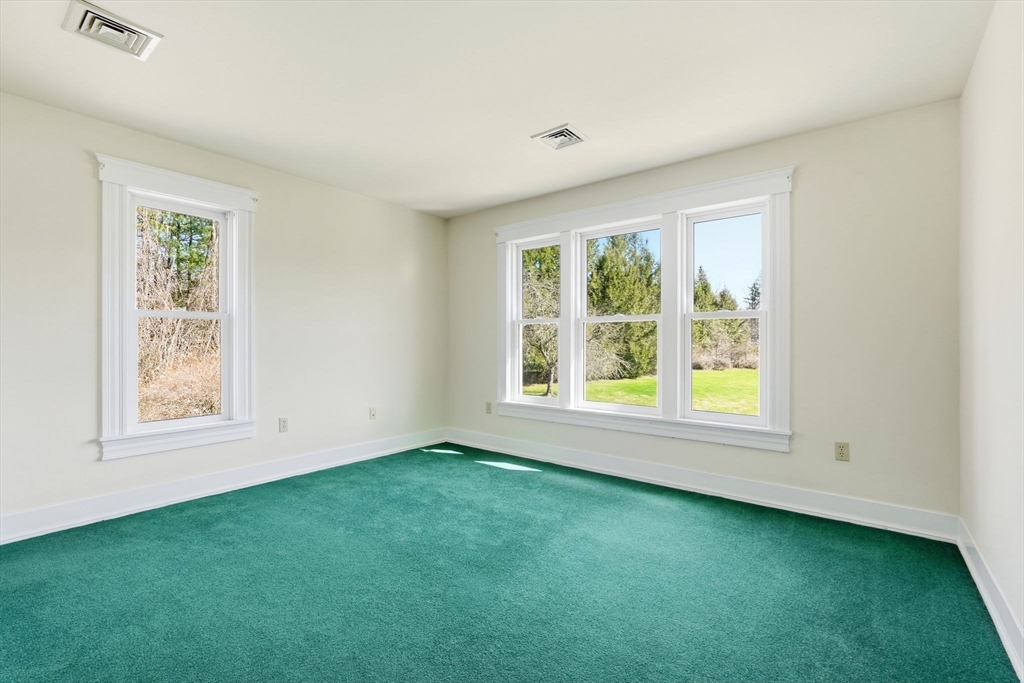 365 Middle Street Amherst, MA 01002 - Photo 31 of 42 an empty room with a window