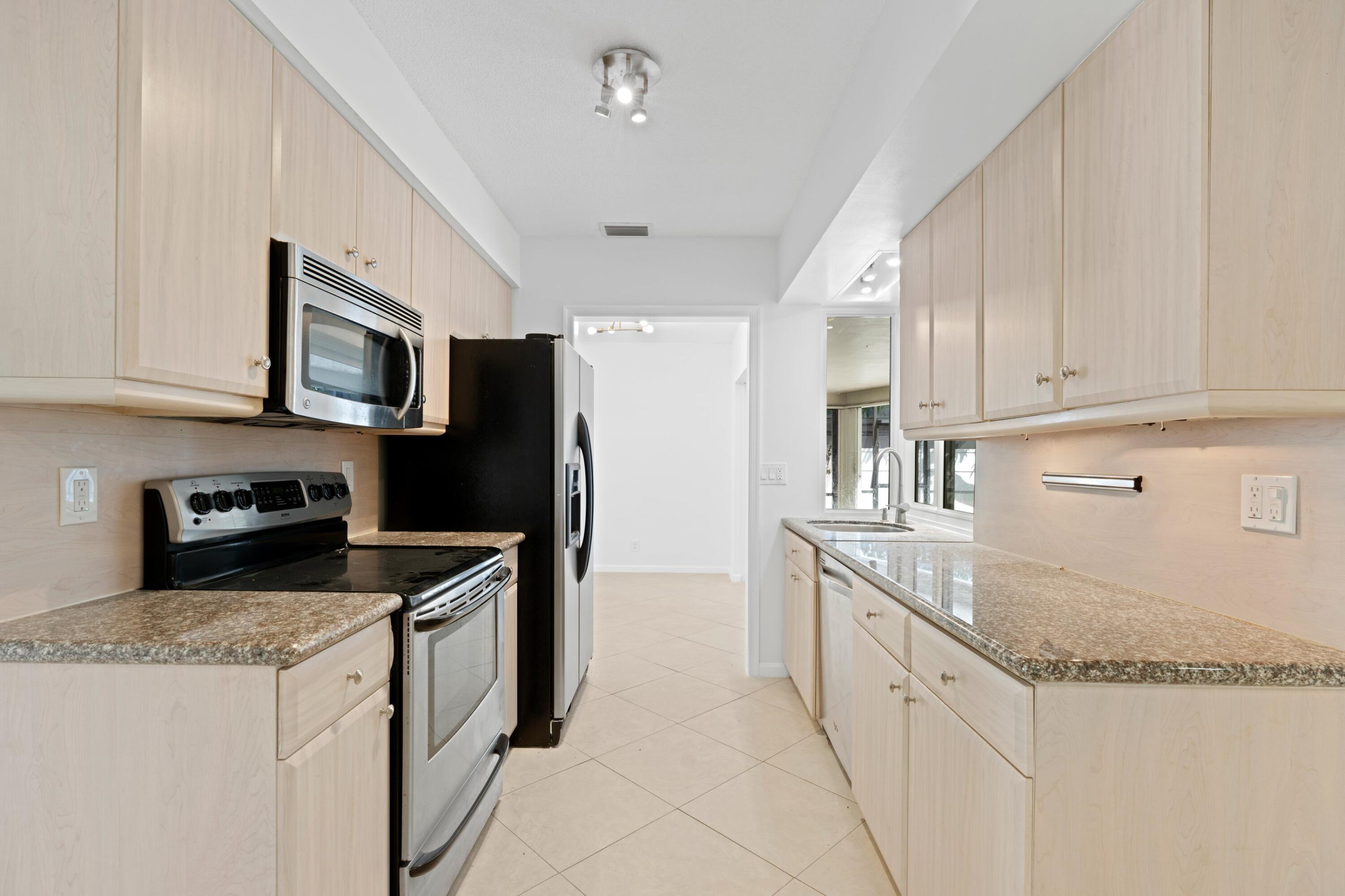 274 Northeast 24th Court Boca Raton, FL 33431 - Photo 6 of 38 Kitchen