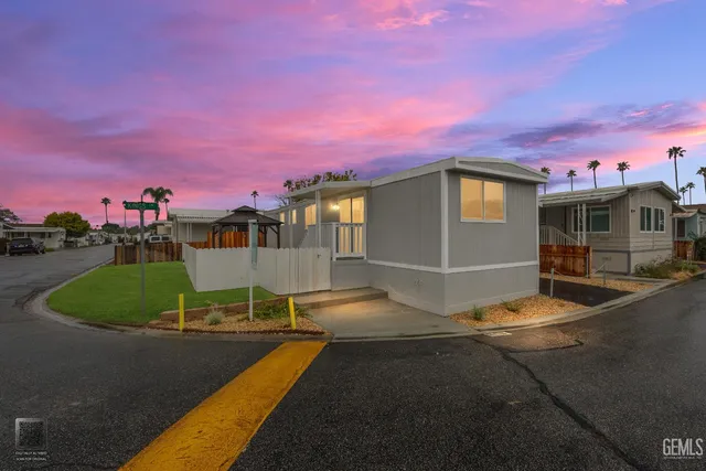 a view of a house with a backyard