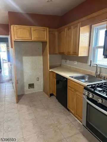 $2,900 | 12 Cedar Avenue, Elizabeth, NJ 07202