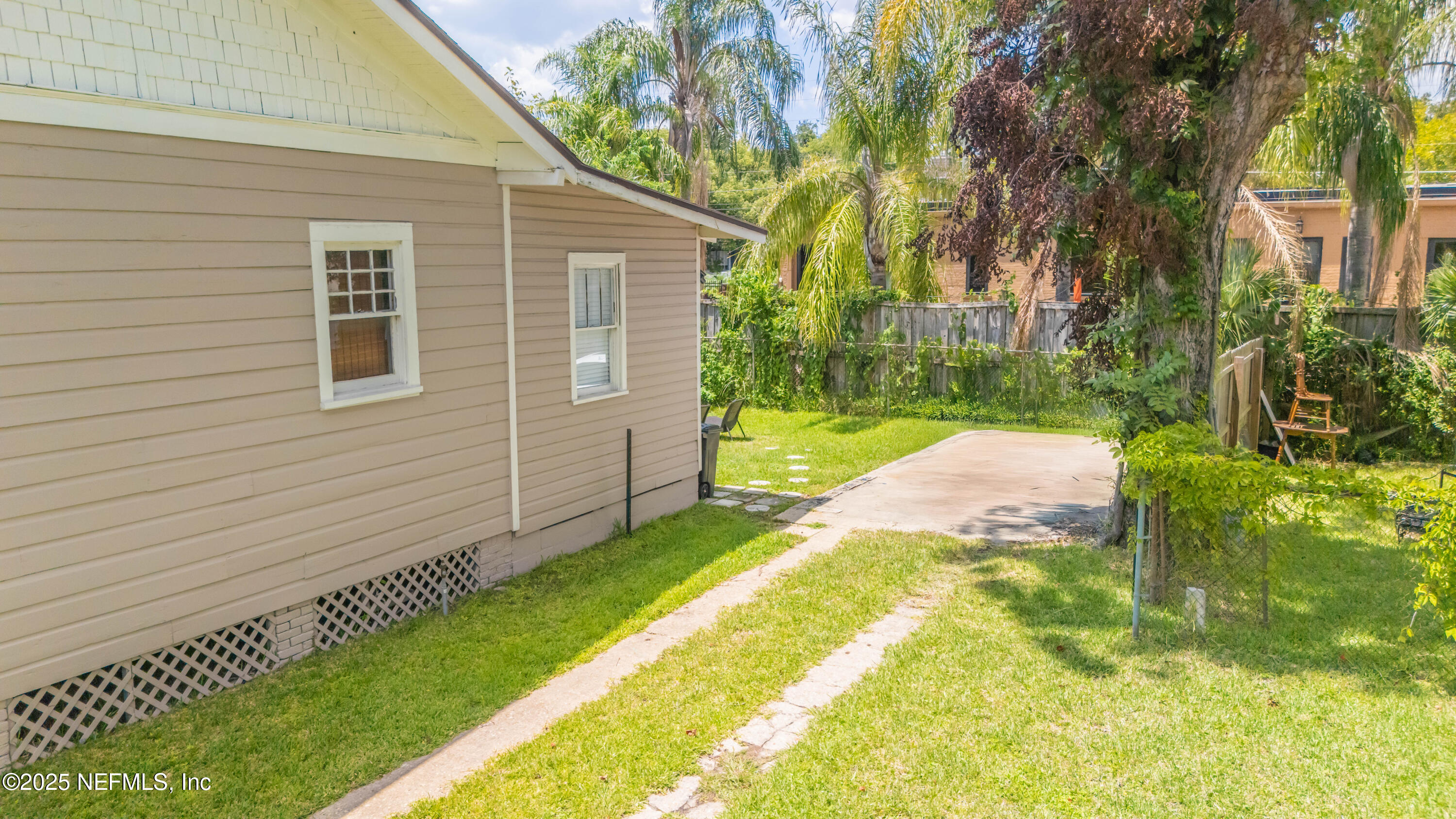 2068 Redwing Street Jacksonville, FL 32206 - Photo 24 of 26 a view of a backyard with a garden
