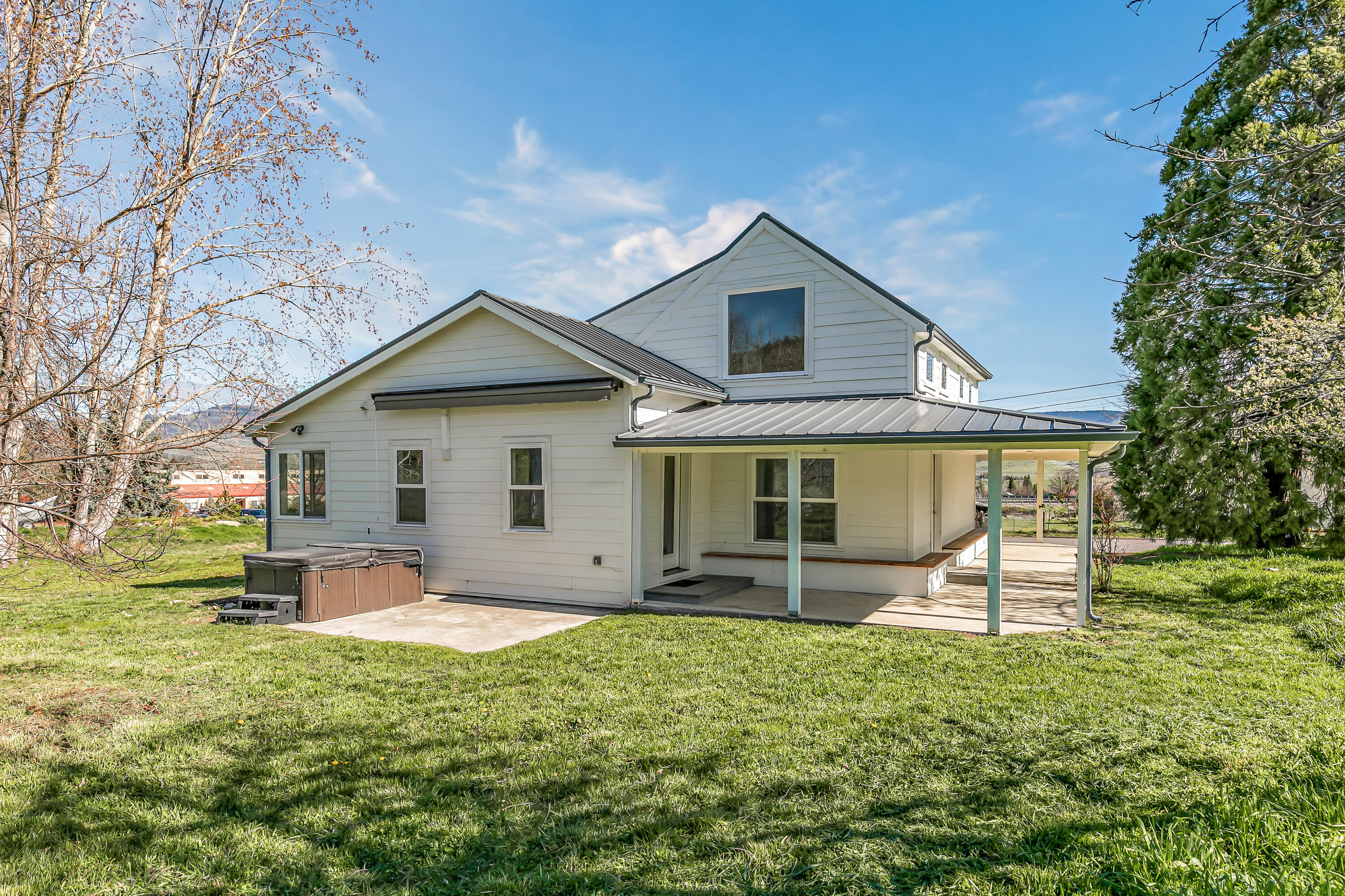 593 Crowson Road Ashland, OR 97520 - Photo 13 of 36 a front view of house with a garden