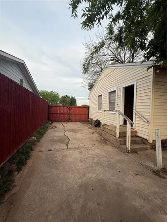 $199,990 | 217 Northwest 14th Street, Grand Prairie, TX 75050