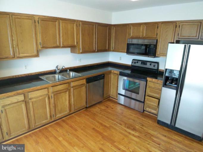 46933 Rabbitrun Terrace Sterling, VA 20164 - Photo 2 of 20 Kitchen
