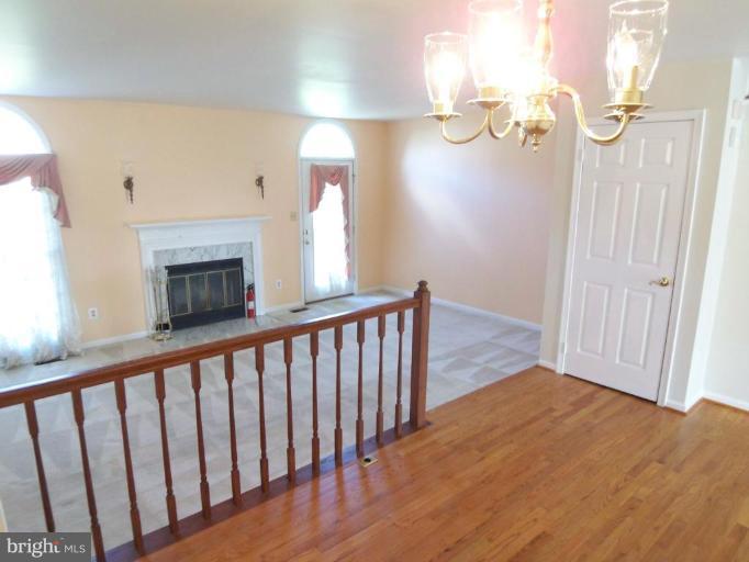 46933 Rabbitrun Terrace Sterling, VA 20164 - Photo 4 of 20 Living Room